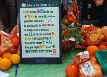 UPA Andalucía reparte naranjas para protestar por los bajos precios de los cítricos