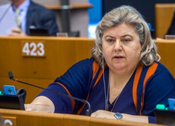 Clara Aguilera se compromete a apoyar al sector del aceite ante la bajada de precios en España