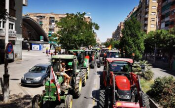 Más de 400 vehículos agrícolas reclaman en las calles de Granada medidas que salven al campo
