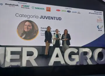 Eva Fernández, de la cooperativa Santiago Apóstol Los Pastoreros, premio Mujeragro en la categoría Juventud