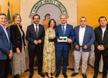 La cooperativa Hortoventas recibe la Bandera de Andalucía en la provincia con motivo del 28F