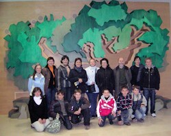 Profesorado y alumnos participantes en el proyecto europeo antes de visitar la exposición del RENPA. A. A. 