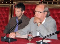 El catedrático, Pedro López, y el joven poeta en un momento de la presentación