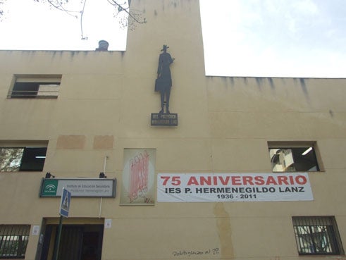 La autocaricatura de Hermenegildo Lanz colocada en una de las fachadas del IES La autocaricatura de Hermenegildo Lanz colocada en una de las fachadas del IES