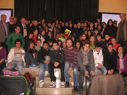 Docentes y alumnado participante en la actividad solidaria Docentes y alumnado participante en la actividad solidaria