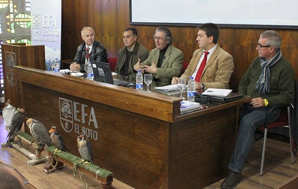 Los expertos en cetrería durante su intervención en la EFA El Soto Los expertos en cetrería durante su intervención en la EFA El Soto