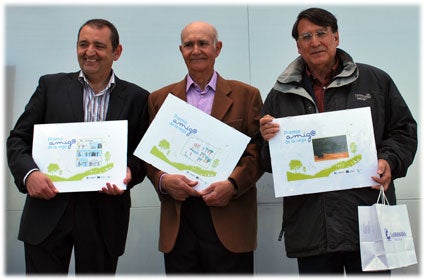 El profesor, el agricultor y el periodista posan satisfechos con su reconocimiento El profesor, el agricultor y el periodista posan satisfechos con su reconocimiento