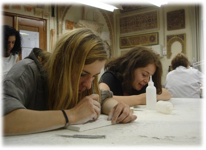 Las alumnas polacas en el taller de ornamentación islámica de la Escuela de Arte de Granada Las alumnas polacas en el taller de ornamentación islámica de la Escuela de Arte de Granada