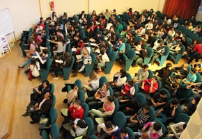 El salón de actos del CEP de Granada se llenó con los participantes El salón de actos del CEP de Granada se llenó con los participantes