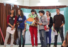 Otro grupo muestra su trabajo a sus compañeros Otro grupo muestra su trabajo a sus compañeros