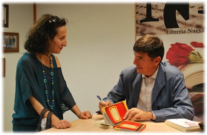 Alicia Choin y el editor, Manuel Pimentel Alicia Choin y el editor, Manuel Pimentel