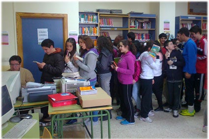 Colas para sacar libros de la biblioteca del IES Clara Campoamor, de Peligros (GR) Colas para sacar libros de la biblioteca del IES Clara Campoamor, de Peligros (GR)