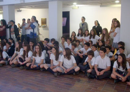 Grupos de alumnos asistentes al acto de entrega de los premios Grupos de alumnos asistentes al acto de entrega de los premios