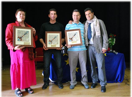 Los coordinadores del proyecto en Suecia, Granada y Turquía tras recibir el recuerdo entregado en la visita a Moraleda de Zafayona Los coordinadores del proyecto en Suecia, Granada y Turquía tras recibir el recuerdo entregado en la visita a Moraleda de Zafayona