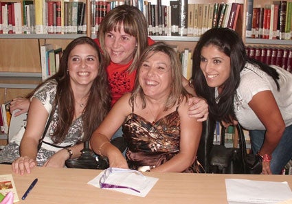 Mª Jesús, junto a un grupo de amigas Mª Jesús, junto a un grupo de amigas