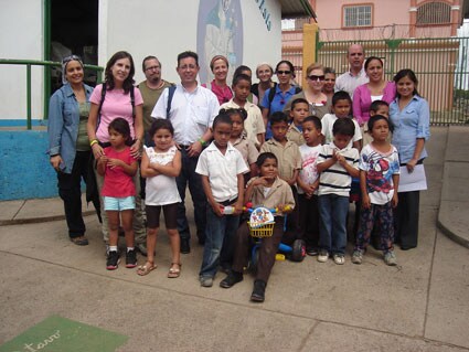 Voluntarios de Granada en la escuela Santa Clara