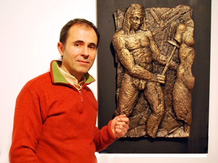 Jesús Aguilera junto a su 'Escultor' Jesús Aguilera junto a su 'Escultor'