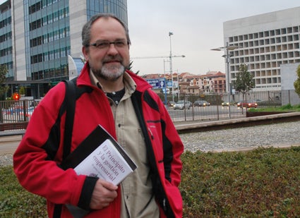 José Manuel Navarro con un ejemplar de su libro 