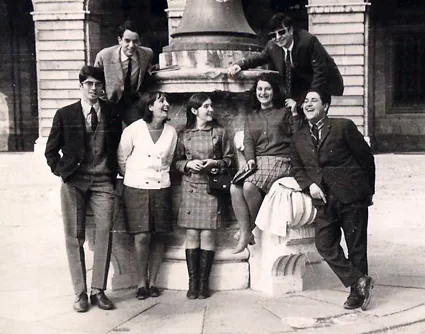El autor, junto a unos compañeros y compañeras, frente al Palacio Real (Madrid) 