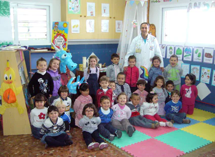 Tutor y alumnos en el aula del CEIP Jiménez Rueda de Atarfe 