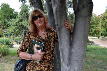 Dina considera un sueño cumplido la presentación de su libro en Granada Dina considera un sueño cumplido la presentación de su libro en Granada