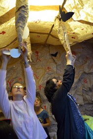 Dos madres colocan sus sueños en las estalactitas de la cueva 