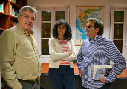 Jose Soto, junto a su esposa e ilustradora, Adela, y el director del Centro de Estudios Bizantinos, Neogriegos y Chipriotas, Morfakidis Filaktós/A. ARENAS