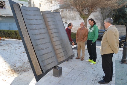 Rafael Moya, junto al 'monumento-libro' colocado en la plaza 21 de noviembre de Cuevas del Campo Rafael Moya, junto al 'monumento-libro' colocado en la plaza 21 de noviembre de Cuevas del Campo