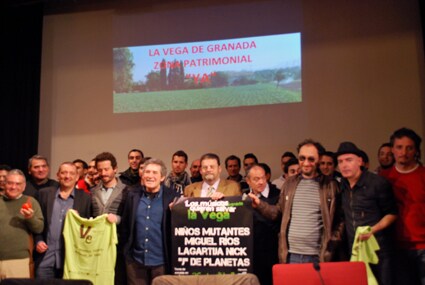 Músicos y organizadores posan tras la presentación  del I Concierto por la Defensa y Protección de la Vega de Granada /A. ARENAS 