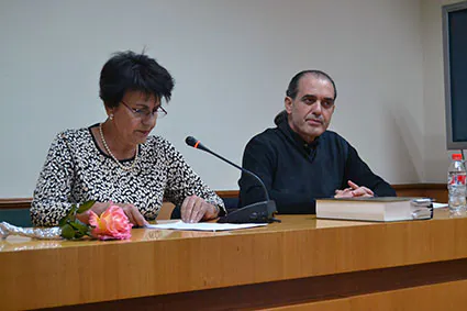Celia Correa, presidenta del Centro Artístico y Juan Chirveches, coordinador de la lectura, en un momento de la inauguración