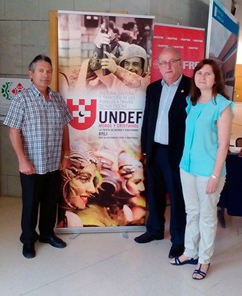 Miembros del grupo de Zújar con el presidente de UNDEF ( Union Nacional de Entidades Festeras de Moros y Cristianos/ LAURA FERNANDEZ