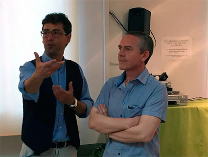 uan Miguel Mendoza, Director del IES Emilio Muñoz presenta a Marcelo García, autor de la exposición