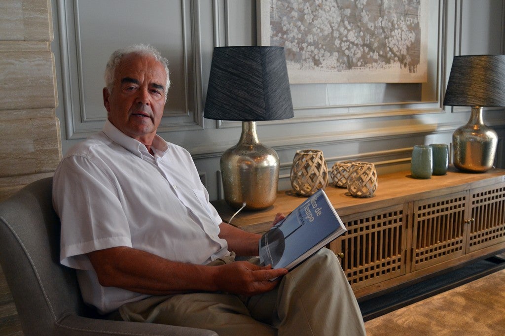 José Salobreña con su libro reversible 'Molino de tiempo' y 'Piel de toro' FOTO: A. ARENAS