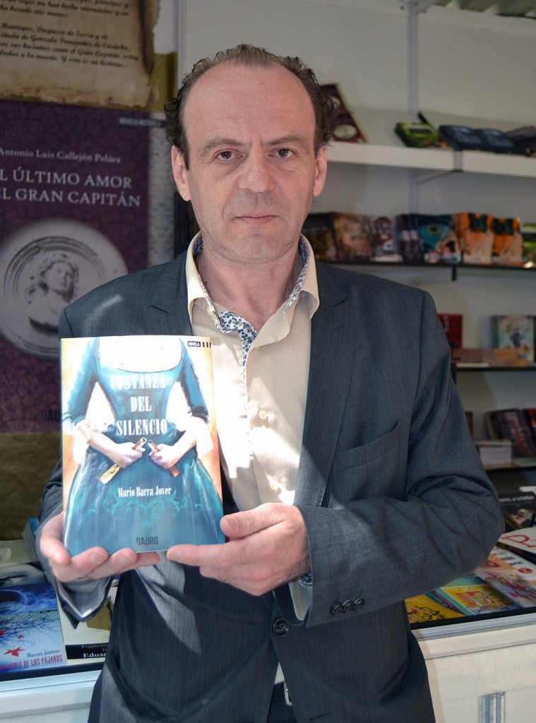Mario Barra Jover con su libro en la última Feria del Libro de Granada 30/04/2016 FOTO: ANTONIO ARENAS