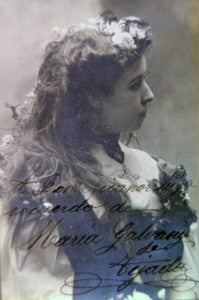 Dedicatoria de María Galvany a don Nicanor Puya. Museo Nacional del Teatro de Almagro (Ciudad Real) Publicada en la portada del libro 'María Galvany, una diva en Pinos Puente' (2016) de José Antonio García López