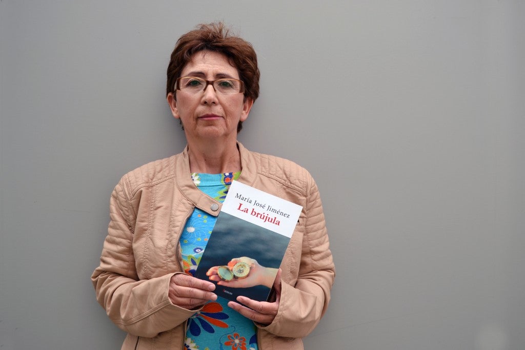 Mª José Jiménez, con un ejemplar de su novela publicado por la editorial Artificios/A. ARENAS