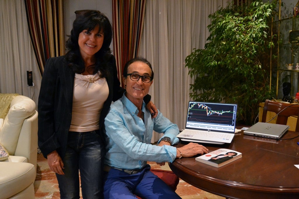 Francisca Serrano, junto a su marido, en el domicilio familiar/ A. ARENAS