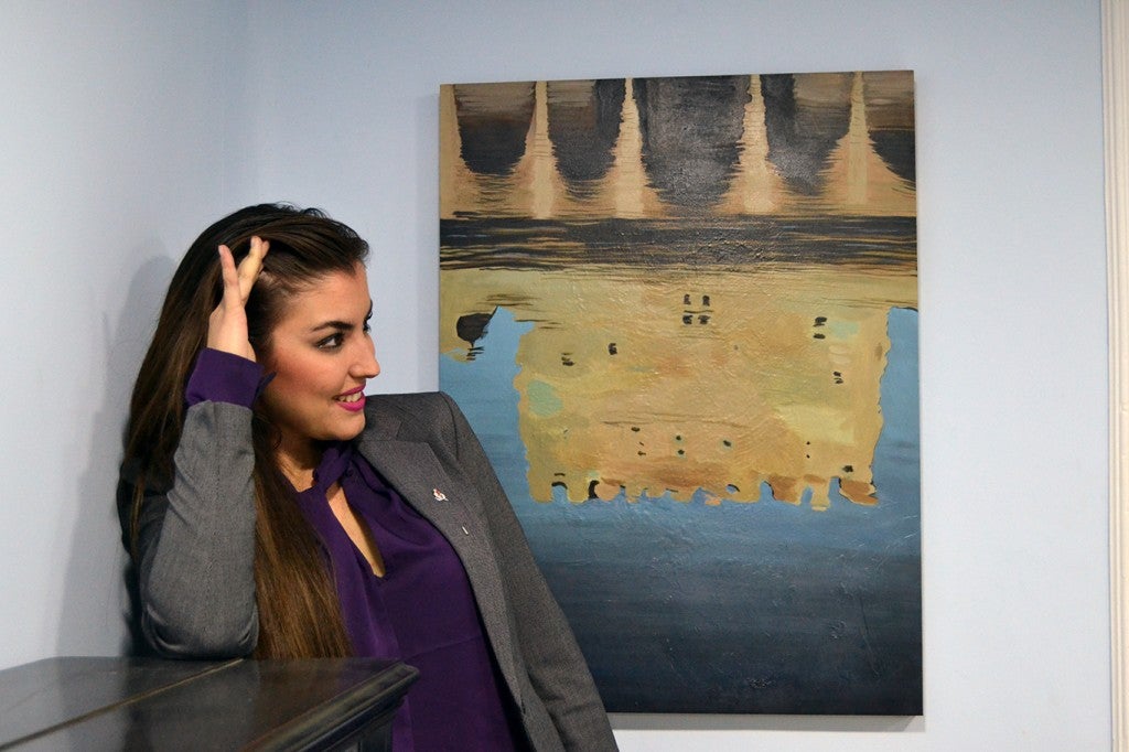 Paloma Ruiz de Almodóvar junto a algunas de las obras de la serie Alhambratropia que expondrá en el Centro de Moda y Arte PRdA 10/12/2016 FOTO: ANTONIO ARENAS