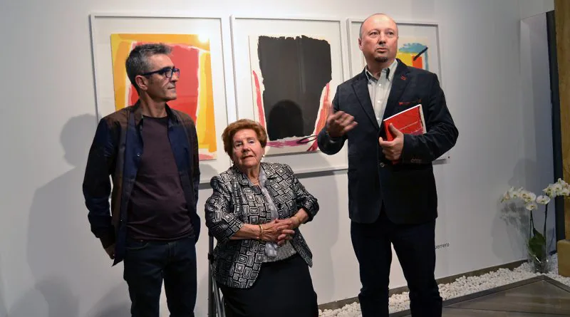 Santiago Collado celebra cuatro décadas como taller de enmarcación para  instituciones y artistas y 20 años como galería de arte - En Clase