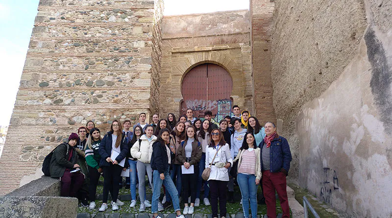 Alumnas del IES Padre Suárez realizan un itinerario bilingüe por las  murallas del Albaicín - En Clase